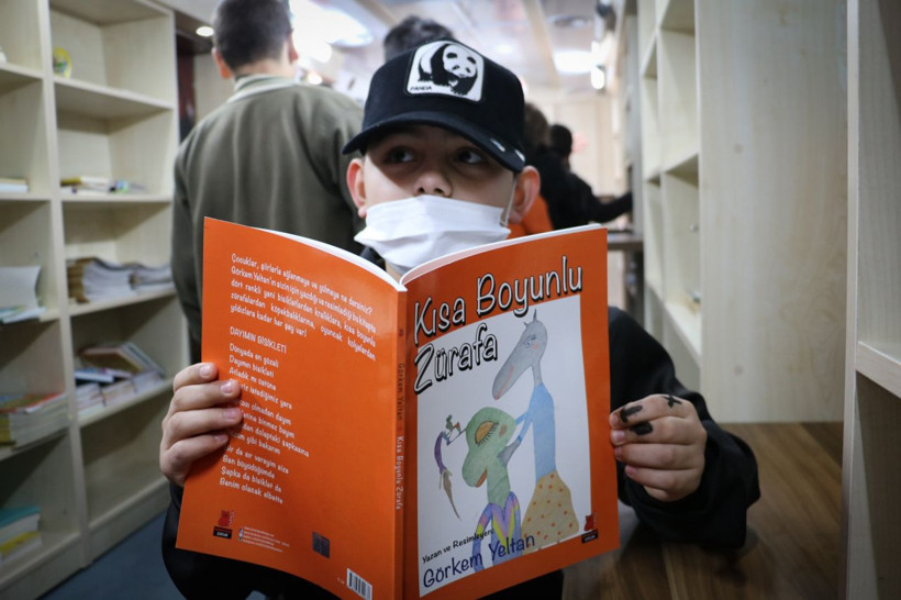 14 yıllık otobüsü kütüphaneye çevirdi Çocuklar akın akın geliyor - Resim: 3