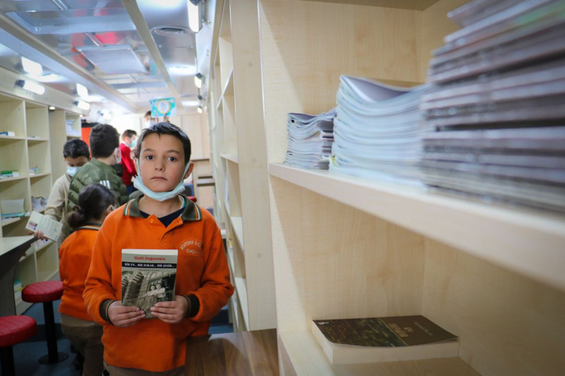 14 yıllık otobüsü kütüphaneye çevirdi Çocuklar akın akın geliyor - Resim: 2