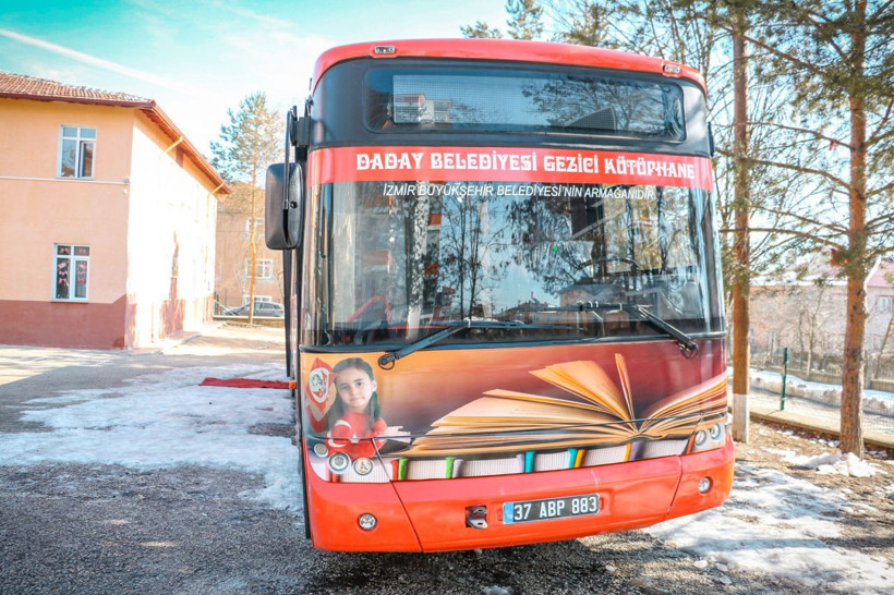 14 yıllık otobüsü kütüphaneye çevirdi Çocuklar akın akın geliyor - Resim: 1