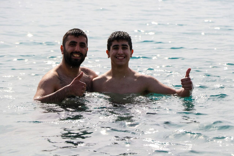 Sıcağı görenler telefona sarıldı! Turistlerin denizin keyfini çıkardı: Antalya kışı erken uğurladı - Resim: 3