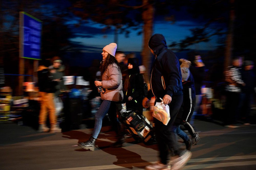 Ukrayna'dan kaçış sürüyor! Kadın ve çocukları sınırda yardım malzemeleriyle karşılıyorlar - Resim: 1