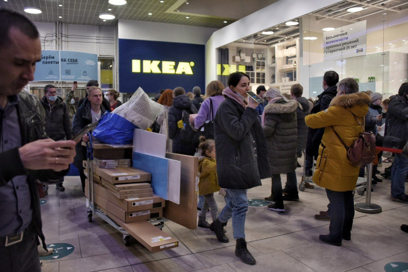 Ruslar kapanacak mağazalara akın etti IKEA'da adım atacak yer kalmadı - Resim: 2