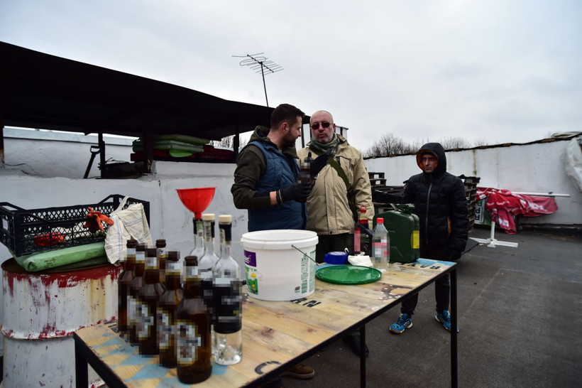 Ukrayna sokaklarında sivillere molotof yapma eğitimi veriliyor - Resim: 2