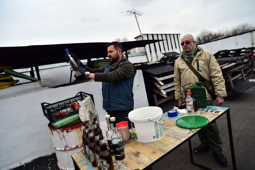 Ukrayna sokaklarında sivillere molotof yapma eğitimi veriliyor - Resim: 3