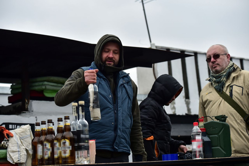 Ukrayna sokaklarında sivillere molotof yapma eğitimi veriliyor - Resim: 4