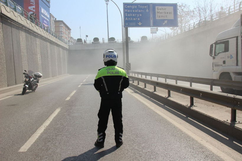 Kocaeli'de şaşkına çeviren görüntü! İlaç tünele dolunca ulaşım durdu - Resim: 1