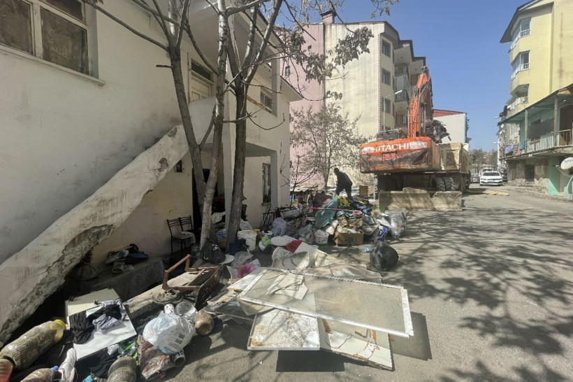 Tunceli'de bir evden 14 kamyon çöp çıkarıldı - Resim: 2