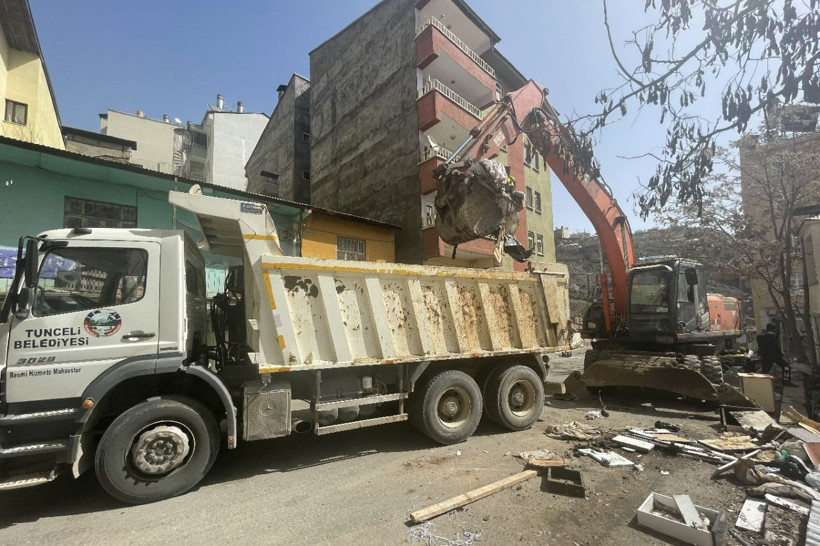 Tunceli'de bir evden 14 kamyon çöp çıkarıldı - Resim: 3