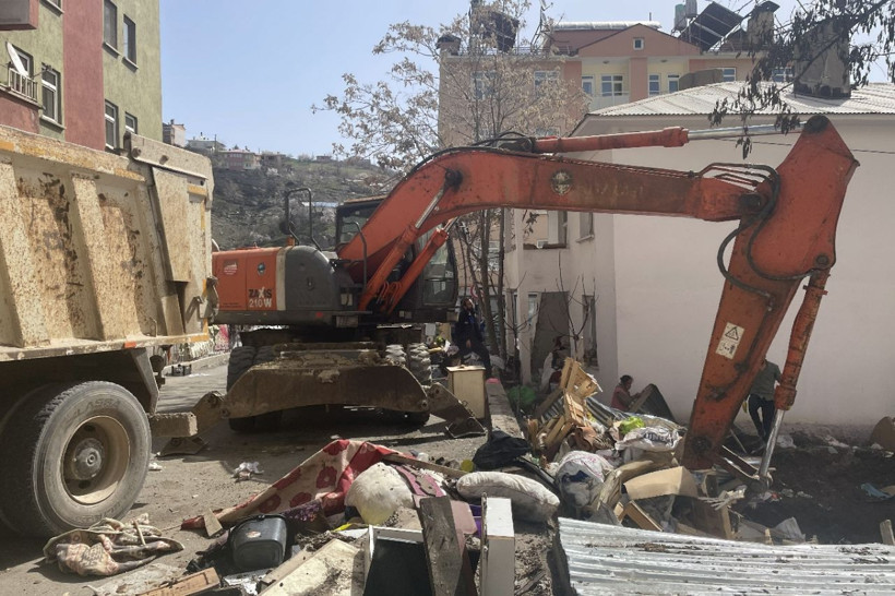 Tunceli'de bir evden 14 kamyon çöp çıkarıldı - Resim: 4