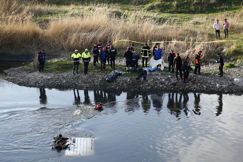 Kayseri'de feci kaza! Irmağa uçan araçtan karı kocanın cansız bedeni çıktı - Resim: 1