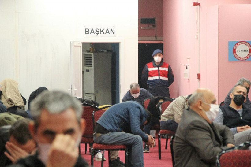 İzmir'de sözde sendikaya kumar baskını! Asit detayı şaşırttı - Resim: 1