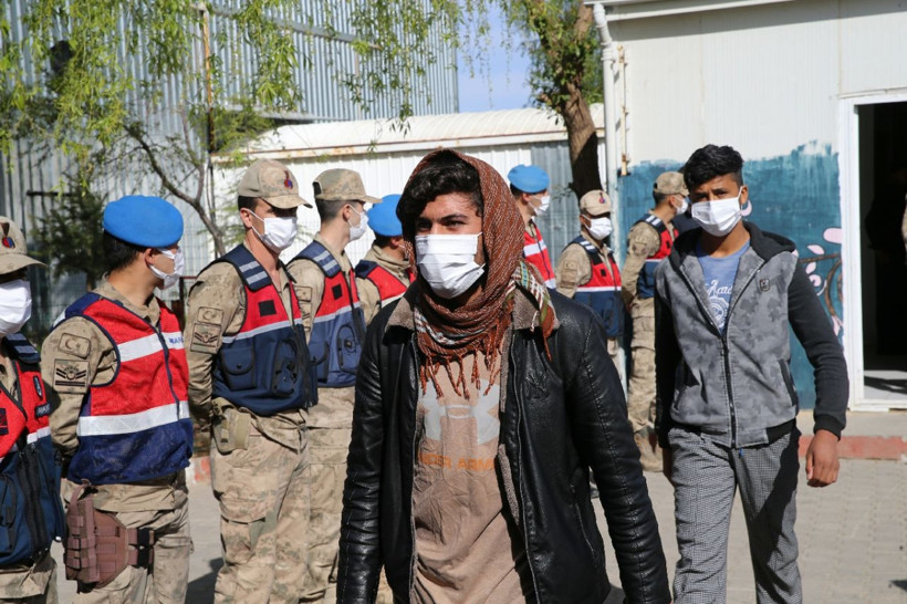 Kaçak yollarla Türkiye'ye gelmişlerdi! Yüzlerce Afgan böyle gönderildi - Resim: 4