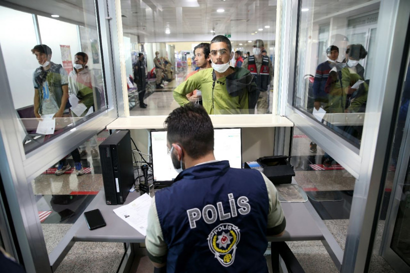 Son dört günde bine yakın düzensiz göçmen ülkelerine gönderildi - Resim: 4