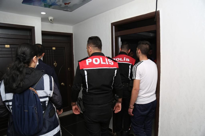 Ülke genelinde eş zamanlı denetlenen günübirlik evlerde aranan yüzlerce kişi yakalandı - Resim: 3