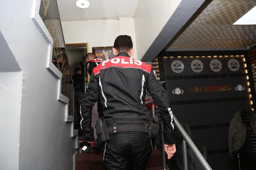 Ülke genelinde eş zamanlı denetlenen günübirlik evlerde aranan yüzlerce kişi yakalandı - Resim: 4