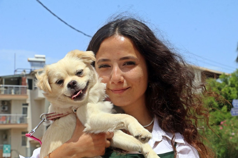Su almak için girdiği markette köpeğine tekme atıldı. Genç kadın neye uğradığını şaşırdı - Resim: 1