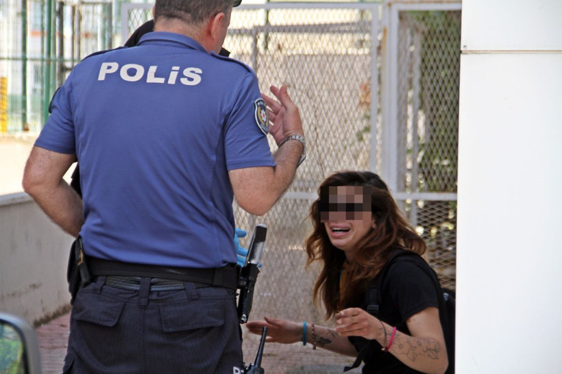 Polislere suçüstü yakalanan kadın gözyaşlarına boğuldu çevredekiler meraklı gözlerle izledi - Resim: 1