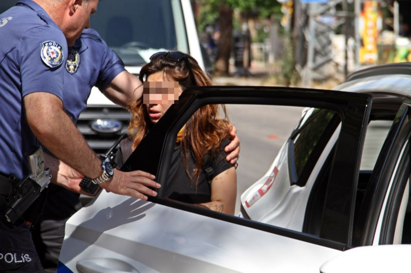 Polislere suçüstü yakalanan kadın gözyaşlarına boğuldu çevredekiler meraklı gözlerle izledi - Resim: 2