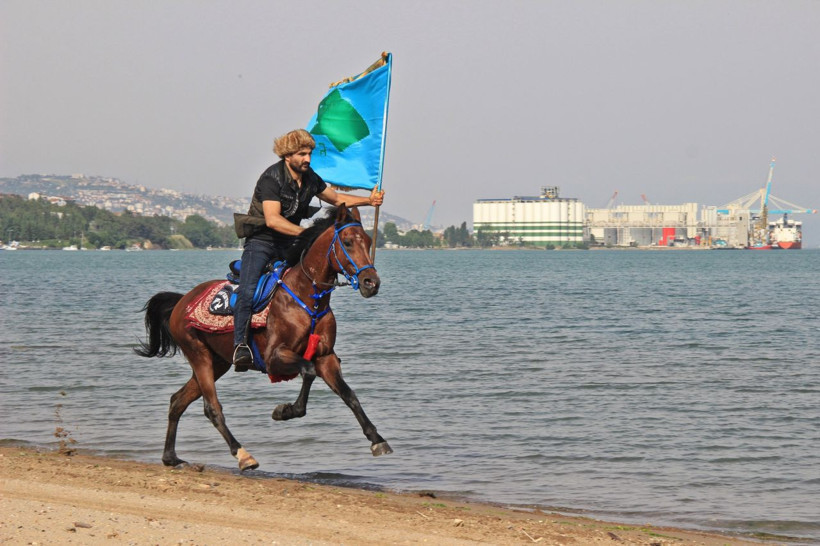 Gören şaşkına dönüyor! İşe atla gidiyor sokakları onunla turluyor - Resim: 2