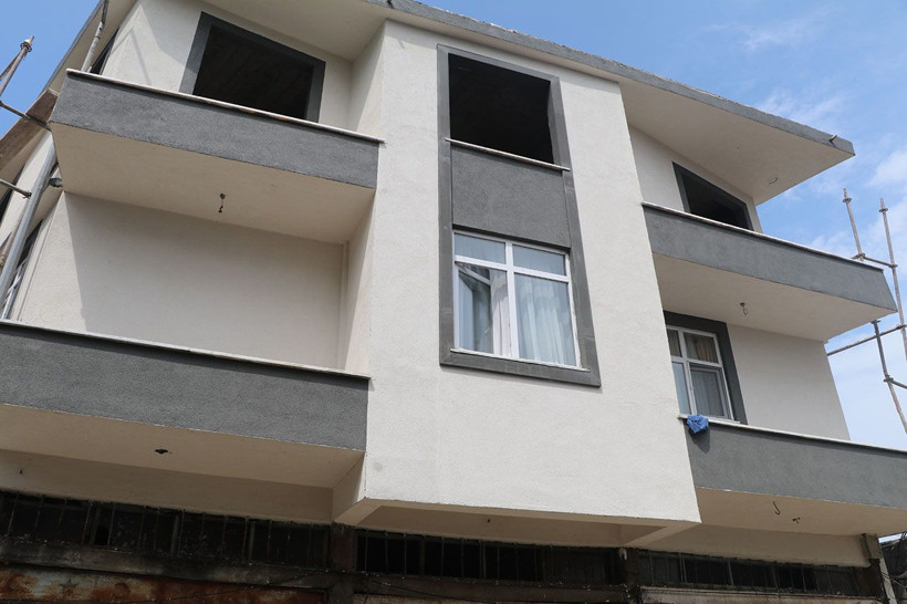 Rize'de fıkra gibi bir bina! Balkonu var, balkon kapısı yok - Resim: 2