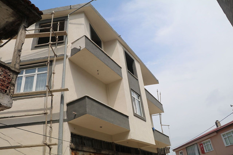 Rize'de fıkra gibi bir bina! Balkonu var, balkon kapısı yok - Resim: 3