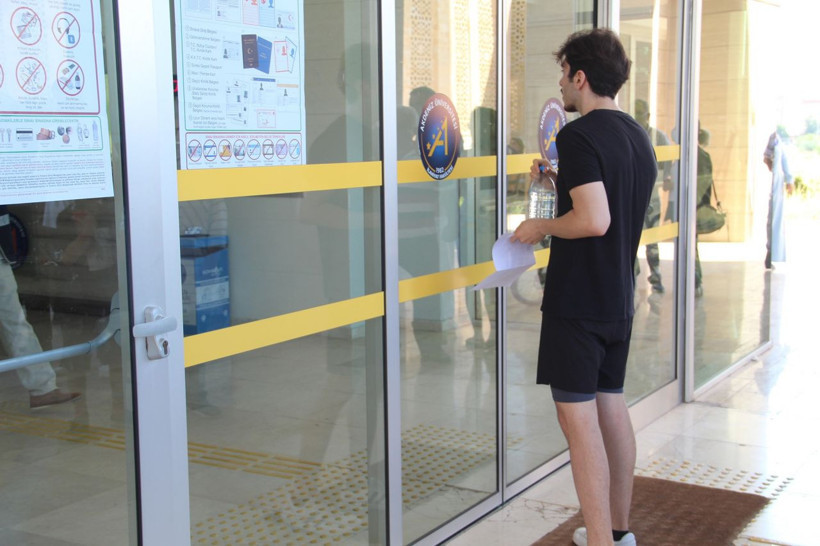 YKS'ye kulağında küpeyle girmeye kalktı 2 dakikayla sınavı kaçırdı - Resim: 3