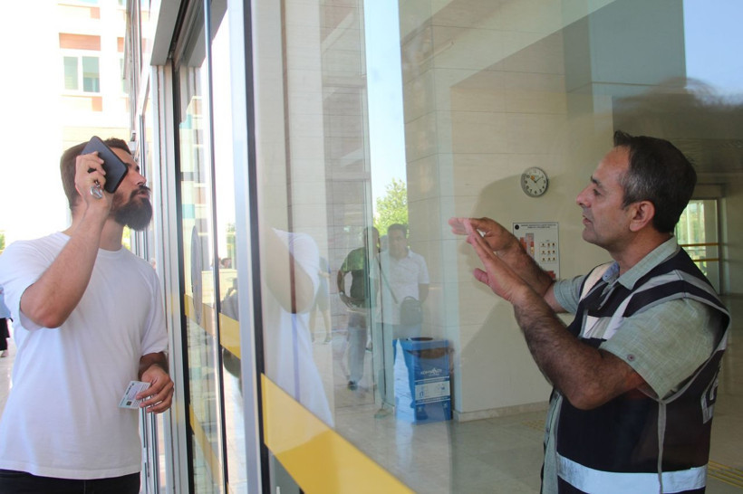 YKS'ye kulağında küpeyle girmeye kalktı 2 dakikayla sınavı kaçırdı - Resim: 1