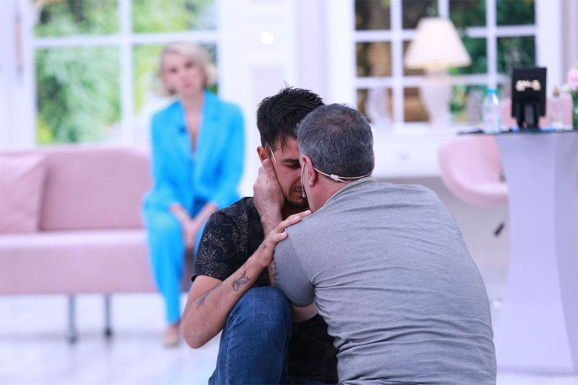 Ömür Kurşun 30 yıl sonra hem annesini hem babasını buldu! Esra Erol'daki kavuşma yürekleri parçaladı - Resim: 1