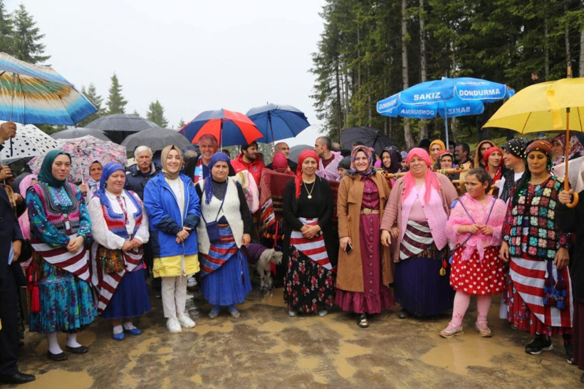 Trabzon'dan renkli görüntüler! Yaylacılar gelin gibi süsledikleri inekleri ile yaylalarının yolunu tuttular - Resim: 1