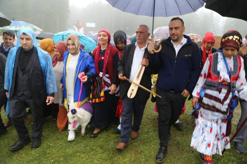 Trabzon'dan renkli görüntüler! Yaylacılar gelin gibi süsledikleri inekleri ile yaylalarının yolunu tuttular - Resim: 4