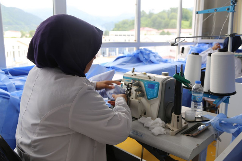 İstifa etti, hayatı değişti! Artvin'de ameliyat önlüğü üretmeye başladı şimdi para kırıyor - Resim: 4
