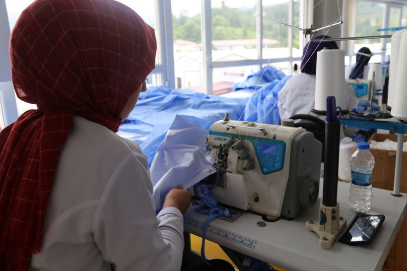 İstifa etti, hayatı değişti! Artvin'de ameliyat önlüğü üretmeye başladı şimdi para kırıyor - Resim: 2