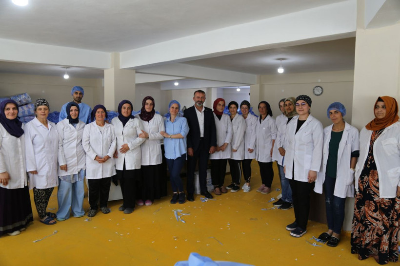 İstifa etti, hayatı değişti! Artvin'de ameliyat önlüğü üretmeye başladı şimdi para kırıyor - Resim: 1