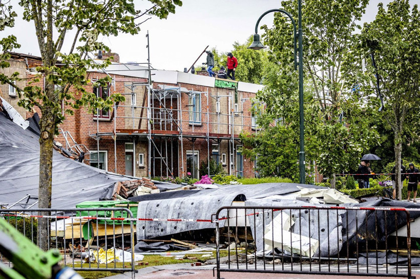 Hollanda'da hortum dehşeti! Çatılar uçtu, her yer savaş alanına döndü - Resim: 1