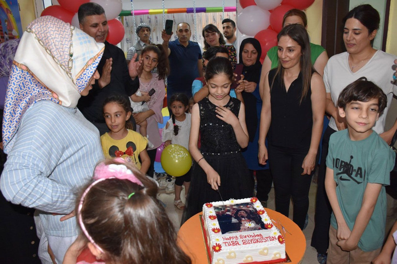Ünlü oyuncu Tuba Büyüküstüne'e Şanlıurfa'da doğum günü sürprizi! - Resim: 2