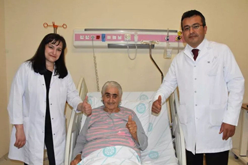 Nefes darlığı şikayetiyle hastaneye giden kadının karnından öyle bir şey çıktı ki! - Resim: 1