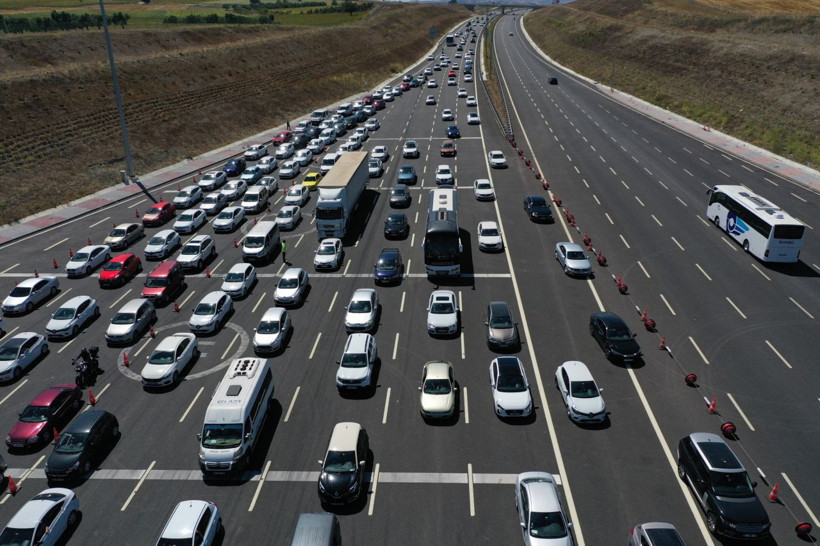 Tatil dönüşüne hazırlanan sürücülere 'sabah erken yola çıkmayın' uyarısı - Resim: 1