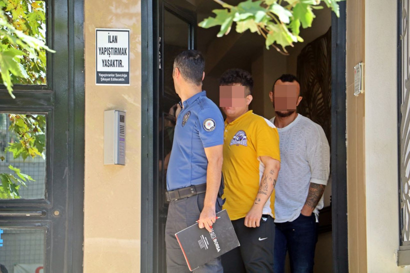 Antalya'da Almanca öğretmeninin evinde şüpheli ölüm! Öğrencinin üst kısmı çıplak ve... - Resim: 1