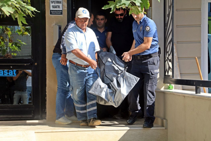 Antalya'da Almanca öğretmeninin evinde şüpheli ölüm! Öğrencinin üst kısmı çıplak ve... - Resim: 2