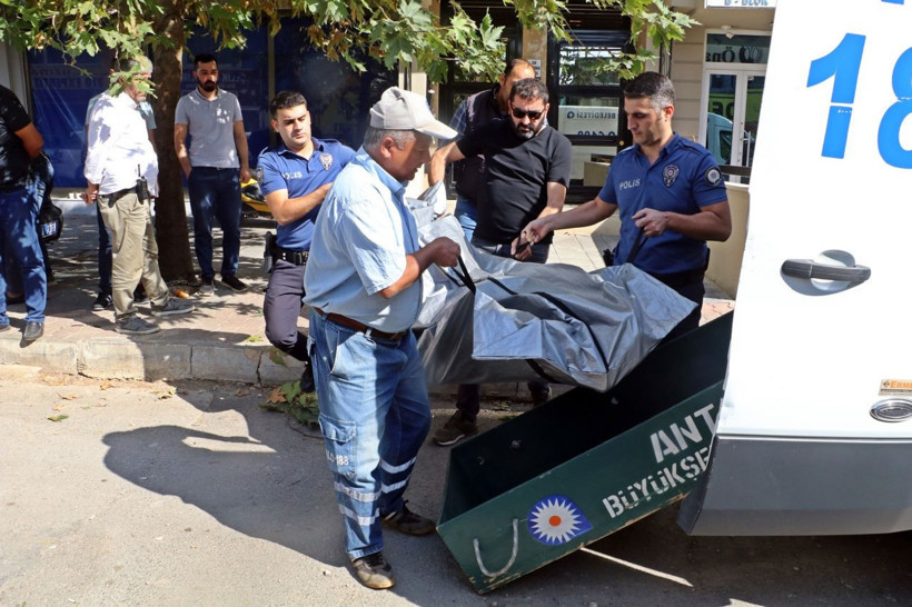 Antalya'da Almanca öğretmeninin evinde şüpheli ölüm! Öğrencinin üst kısmı çıplak ve... - Resim: 3