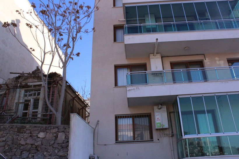 İzmir'de esrarengiz sesler polisi alarma geçirdi! Geceleri evini terk eden var: Alttan biri vuruyor - Resim: 2