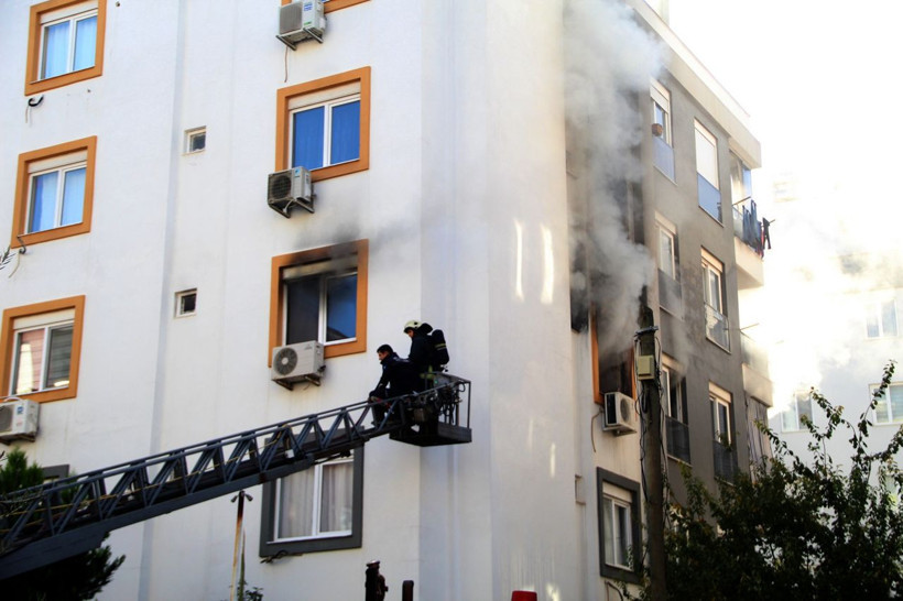 Antalya'da korku dolu anlar! Genç kız gözyaşlarını tutamadı, balkonda öylece bekledi - Resim: 2