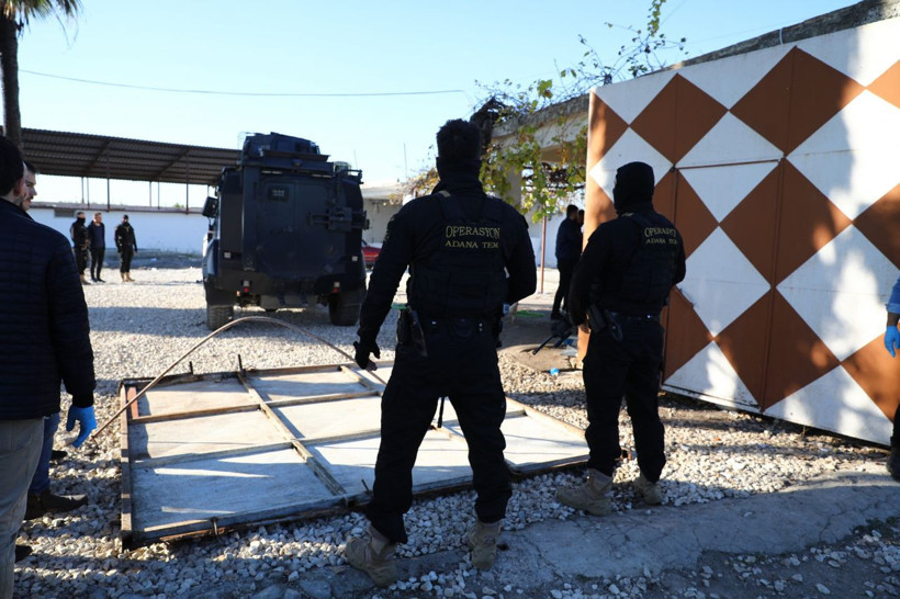 Polis zırhlı araçla içeri daldı 6 kişi ateş açtı! Film sahnesi değil burası Adana: Vuruldu... - Resim: 3