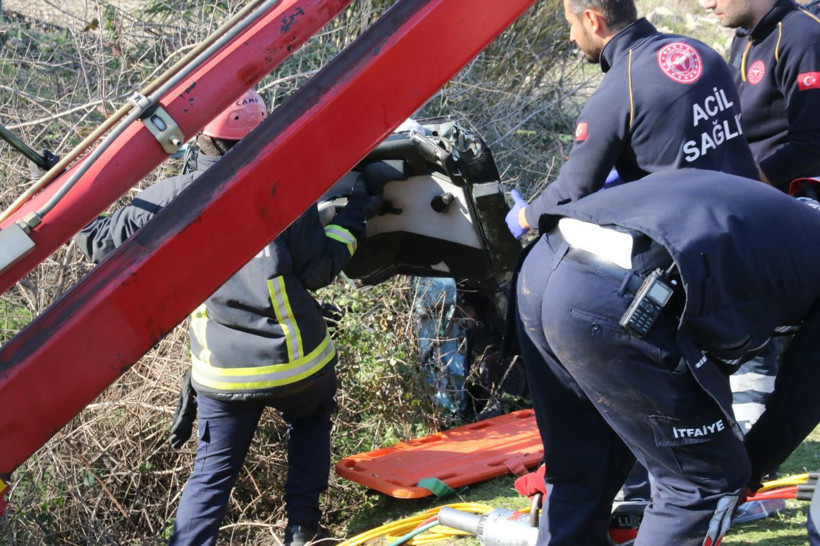 Malum model yine can aldı; Sürücü acı içinde sıkışıp kaldı, babası feci şekilde öldü - Resim: 1