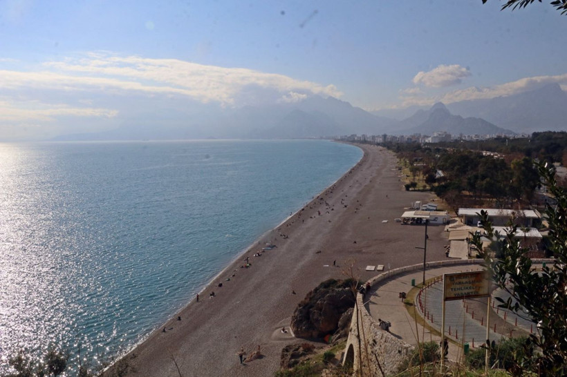 Görüntüler Konyaaltı Sahili'nde bugün çekildi! Kar manzarası eşliğinde denize girdiler - Resim: 1