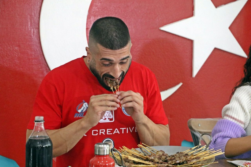 18 dakikada 550 çöp şiş yedi rakibi 'Bu kadar çöp şişi yemek için aslan olmak gerekiyor' dedi - Resim: 2