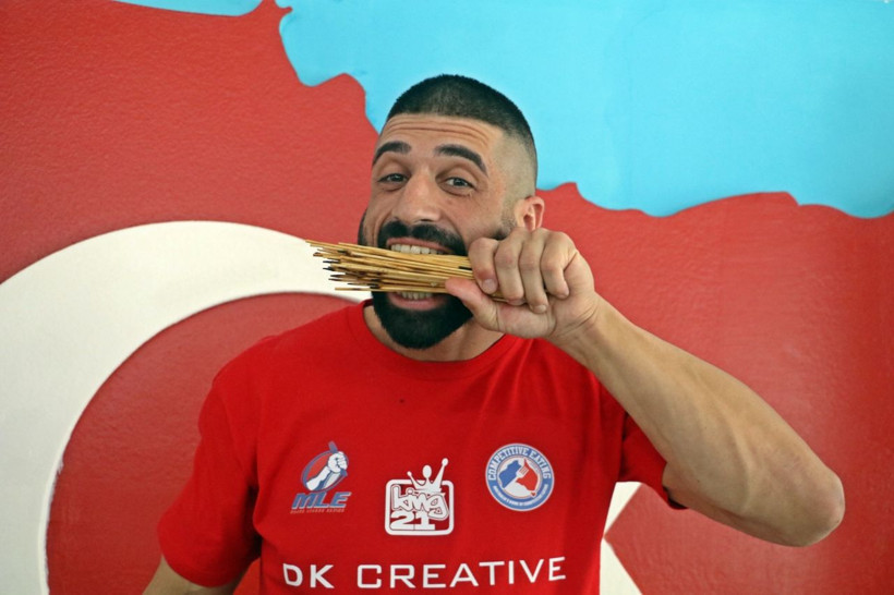 18 dakikada 550 çöp şiş yedi rakibi 'Bu kadar çöp şişi yemek için aslan olmak gerekiyor' dedi - Resim: 3