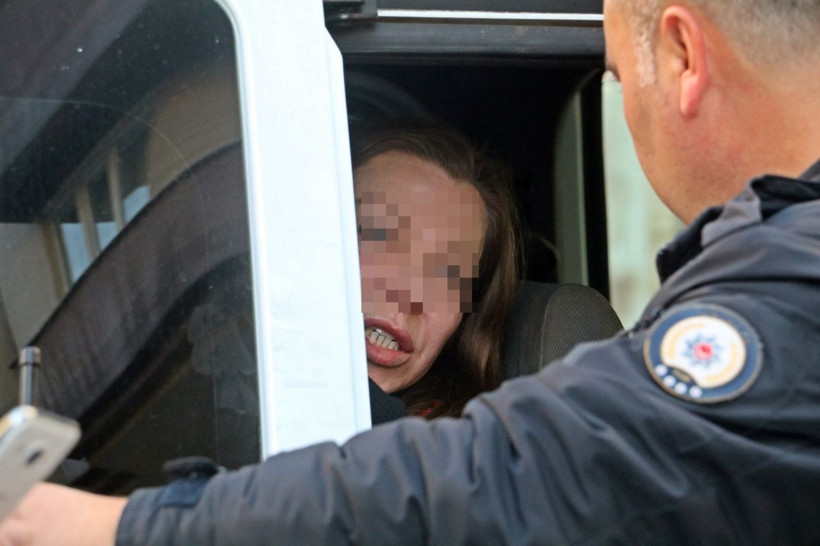 Rus kadın çıldırdı, ortalık savaş alanına, kahvedekiler ise okeye döndü - Resim: 1