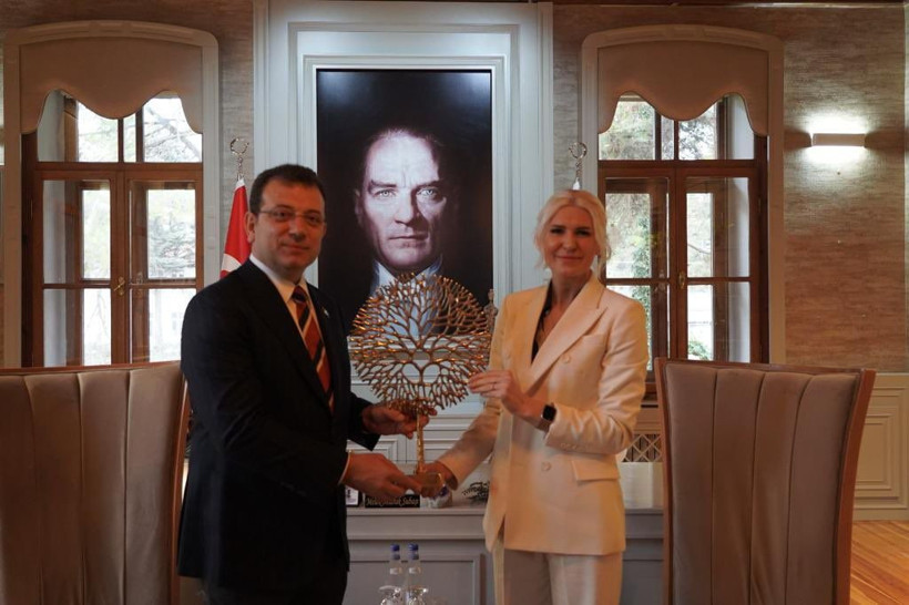 Ekrem İmamoğlu'nun yanında görülünce Game Of Thrones'un 'Targeryanları'na benzetildi! Melek Mızrak Subaşı kimdir - Resim: 2