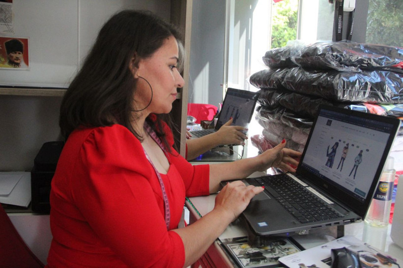 Patron 'sana kim iş verir' deyince istifa etti, açığı fark eden kadın dünyaya satış yapmaya başladı - Resim: 1